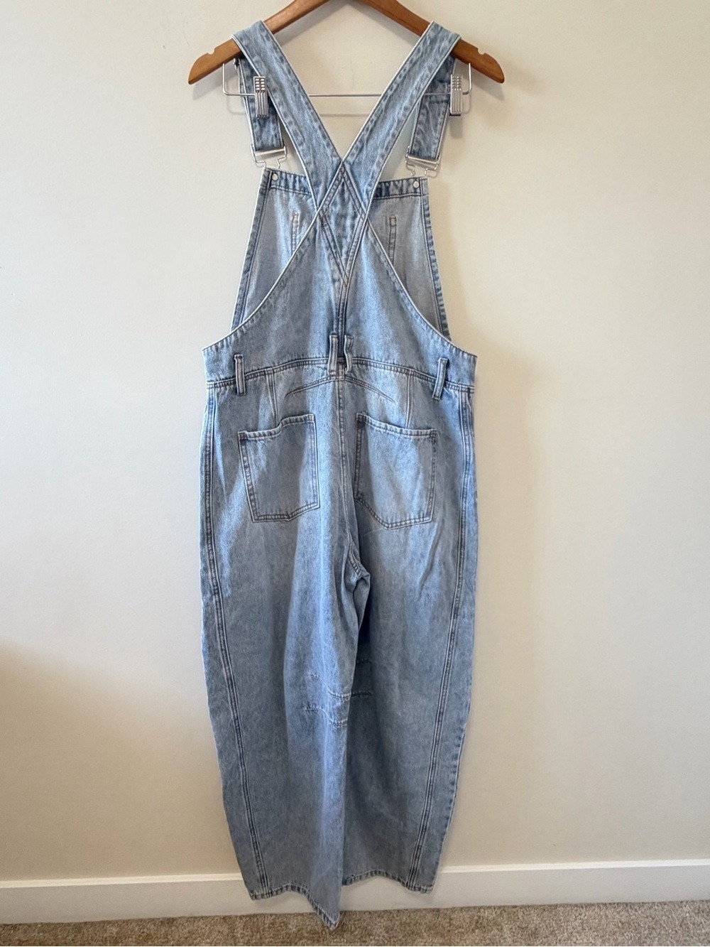 NWT BLUIVY - DENIM BARREL OVERALLS IN LIGHT WASH SIZE L - Picture 6 of 13